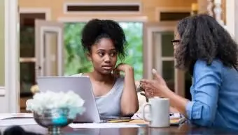 Mãe criticando filha