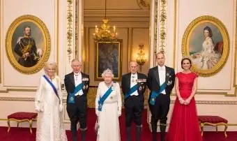 카밀라, 콘월 공작 부인, 찰스 왕세자, 웨일스 왕자, 엘리자베스 2 세 여왕, 필립 왕자, 에든버러 공작, 윌리엄 왕자, 케임브리지 공작 및 캐서린 공작, 버킹엄 궁전의 케임브리지 공작 부인