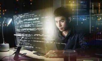 一人でオフィスで遅くまで働く開発者