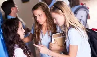 Ragazza del liceo bulli nel corridoio