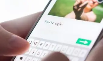 Troll su Internet che invia un commento mediocre