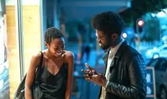 いちゃつくカップル