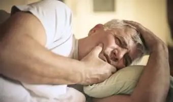 Homme souffrant de douleurs dentaires