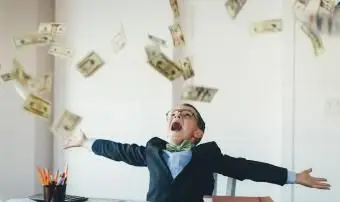 Il pleut de l'argent sur un garçon