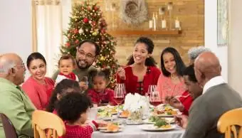 Rodzina jedząca świąteczny obiad