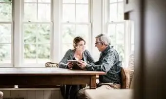 Vater und Tochter mit Tablet