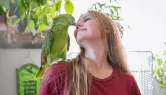 femme à la maison avec son perroquet