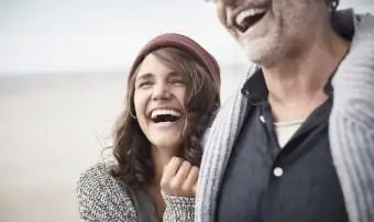 אבא מאושר עם בת בוגרת על החוף