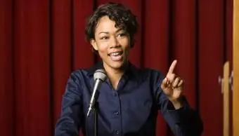 연단에서 말하는 사업가