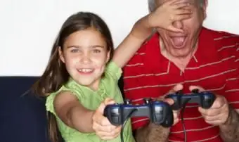 Avô e menina jogando videogame