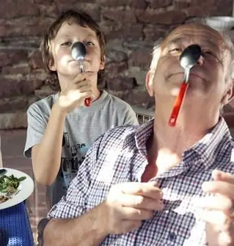 Avô e neto brincando com colher