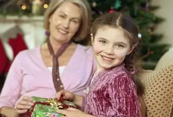 Neto segurando um presente da avó