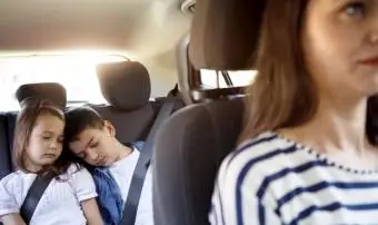 Mãe solteira dirigindo e irmãos dormindo no carro