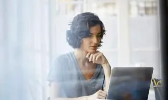 Imprenditrice utilizzando laptop in ufficio