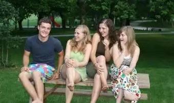 sestry sa smejú bratovi