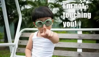 Chlapec ukazuje dopredu