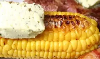 Kukuričný klas s bylinkovým maslom