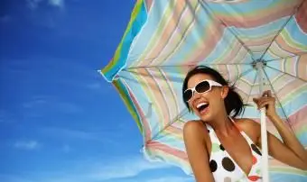 비치 파라솔을 들고 여자