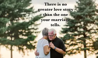 ビーチで散歩に行く幸せな年配のカップル