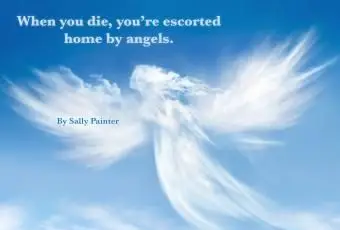 Anjo nas nuvens no céu azul