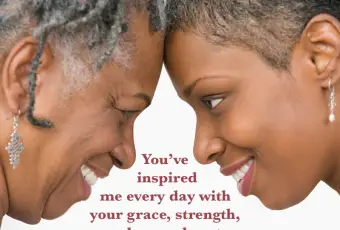 어머니와 딸이 서로 어머니를보고