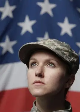 女性兵士; Dreamstime.comの著作権ElliotBurlingham