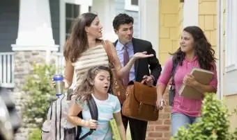 família caminhando para o carro