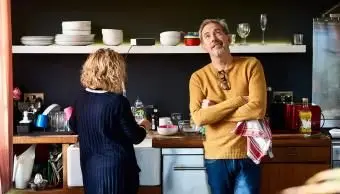 איש מסתכל למעלה בזרועות שלובות