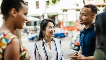 אישה מקשיבה לחברותיה מדברות