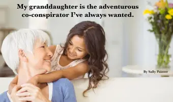 リビングルームで祖母を抱き締める孫娘