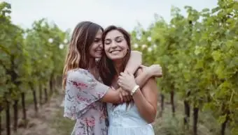 껴안은 쌍둥이 자매