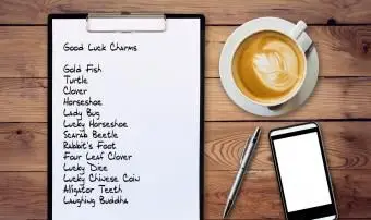 רשימת קסמי מזל טוב בלוח