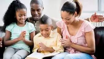 Rodina čítajúca bibliu už dnes