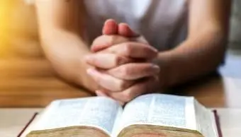 žena platiaca za ostatných