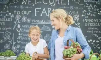 אמא ובת בשוק