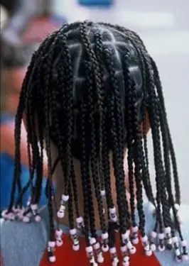 Koraliki w zaplecionych włosach