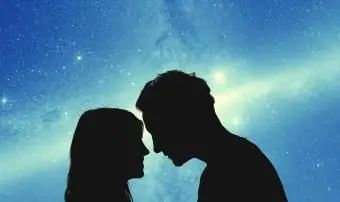 별이 빛나는 하늘 아래 젊은 부부의 실루엣