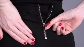 빠르고 쉬운 단계로 지퍼를 고치는 방법