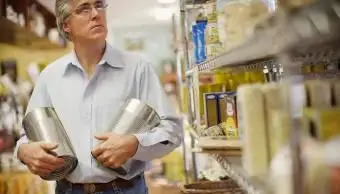 Mann beim Einkaufen im Lebensmittelgeschäft