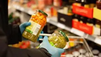 Einkaufen für konserviertes Gemüse