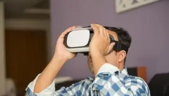 Mężczyzna korzystający z konsoli wirtualnej rzeczywistości