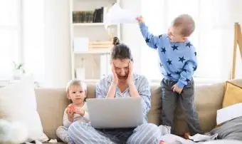 frustrierte Mutter mit zwei kleinen Kindern