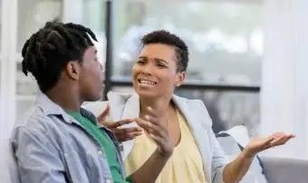 Mutter streitet mit Sohn im Teenageralter