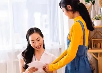 Mère et fille asiatiques souriantes avec carte