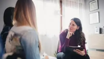 doradca doradzający młodej parze