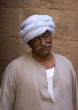 Egyptský muž na sebe turban a tradičné arabské oblečenie