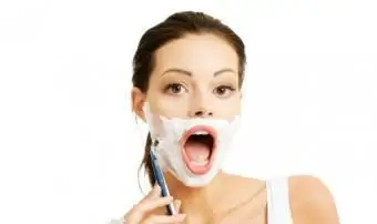 女性は顔を剃っている。これが理由です。