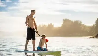 Pai e filho do Stand Up Paddle Boarding