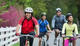 família andando de bicicleta juntos