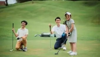 família jogando golfe